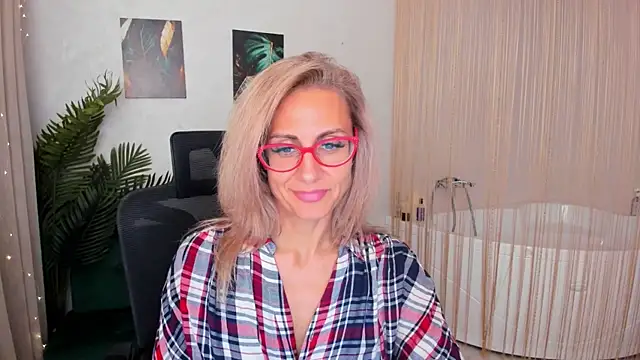 Snapshot of MuseOfStage chatting on 09-23-25, 11:35 MuseOfStage online show from 09-23-25, 11:35