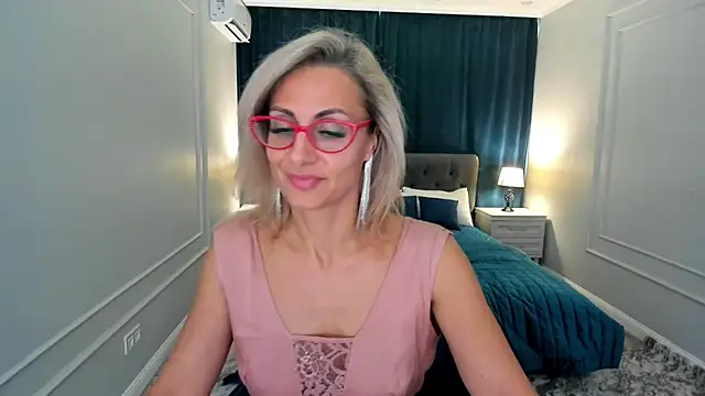 Snapshot of MuseOfStage chatting on 10-08-25, 11:52 MuseOfStage online show from 10-08-25, 11:52