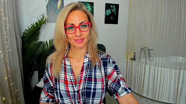 Snapshot of MuseOfStage chatting on 10-09-25, 11:30 MuseOfStage online show from 10-09-25, 11:30