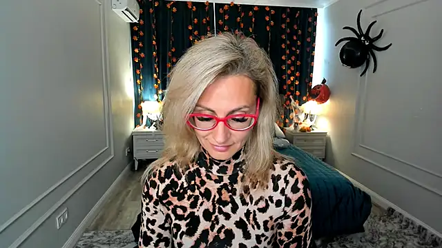 Snapshot of MuseOfStage chatting on 10-12-25, 11:31 MuseOfStage online show from 10-12-25, 11:31