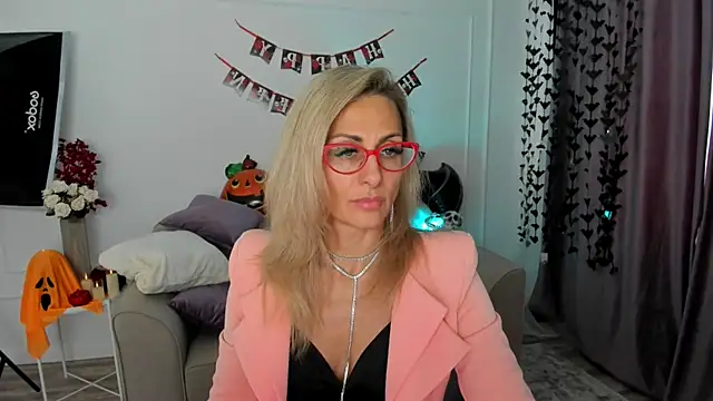 Snapshot of MuseOfStage chatting on 10-13-25, 11:32 MuseOfStage online show from 10-13-25, 11:32