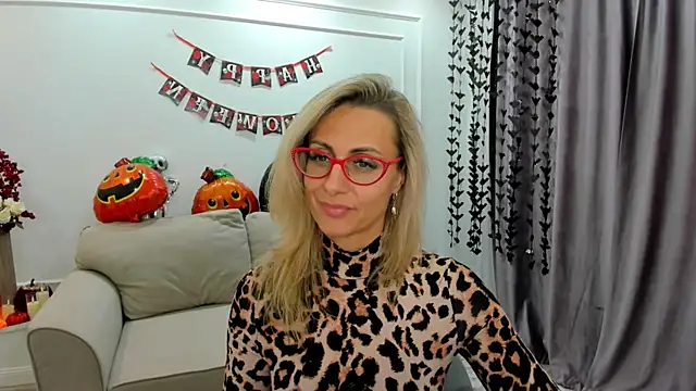 Snapshot of MuseOfStage chatting on 10-19-25, 11:44 MuseOfStage online show from 10-19-25, 11:44