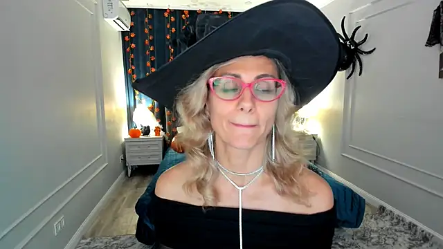 Snapshot of MuseOfStage chatting on 10-31-25, 11:55 MuseOfStage online show from 10-31-25, 11:55