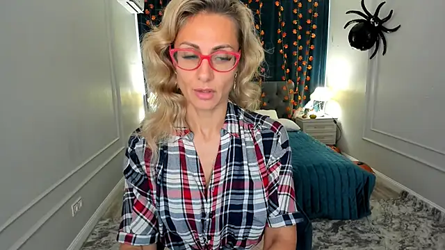 Snapshot of MuseOfStage chatting on 11-07-25, 11:32 MuseOfStage online show from 11-07-25, 11:32