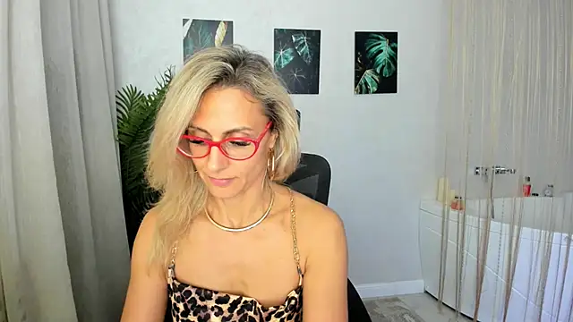 Snapshot of MuseOfStage chatting on 11-13-25, 12:15 MuseOfStage online show from 11-13-25, 12:15