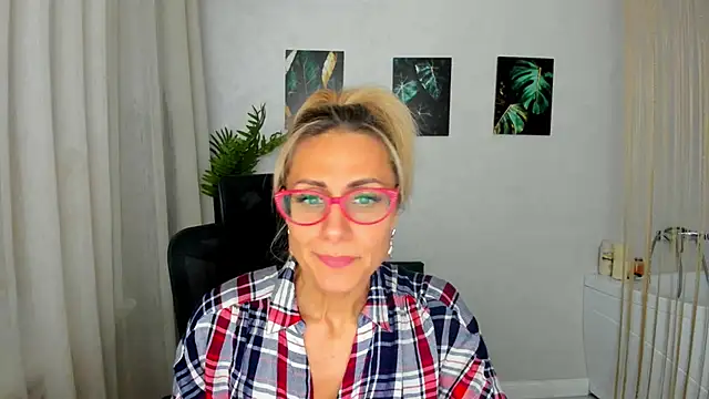 Snapshot of MuseOfStage chatting on 11-17-25, 12:11 MuseOfStage online show from 11-17-25, 12:11