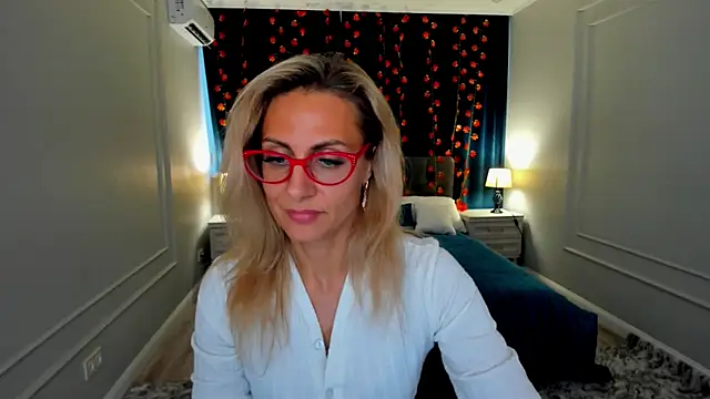 Snapshot of MuseOfStage chatting on 11-18-25, 12:31 MuseOfStage online show from 11-18-25, 12:31