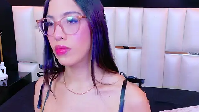 Snapshot of KylieWhite chatting on 10-08-25, 06:11 KylieWhite online show from 10-08-25, 06:11