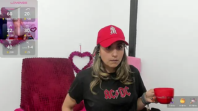 Snapshot of Giia39 chatting on 10-28-25, 10:52 Giia39 online show from 10-28-25, 10:52