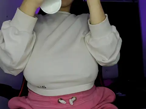 Snapshot of silviamilk chatting on 11-25-25, 04:01 silviamilk online show from 11-25-25, 04:01