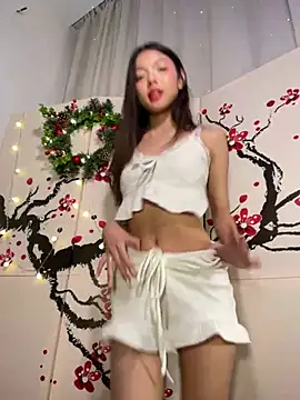 Snapshot of DesiredHoney chatting on 12-29-24, 06:27 DesiredHoney online show from 12-29-24, 06:27