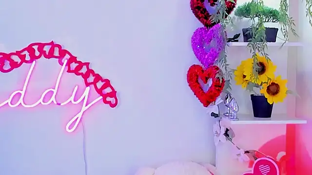 Snapshot of MaddyParisi chatting on 02-14-25, 12:14 MaddyParisi online show from 02-14-25, 12:14