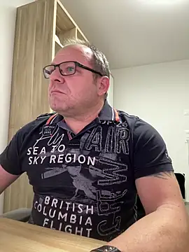 coupleLatinaLovers online show from 12-15-25, 05:44