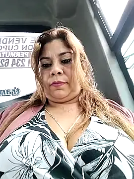 Laura-Hernandez online show from 10-18-25, 03:46
