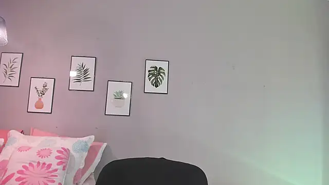 Snapshot of Maia_W10 chatting on 10-08-25, 12:25 Maia W10 online show from 10-08-25, 12:25