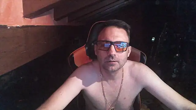 Snapshot of 6996horus chatting on 12-19-25, 01:23 6996horus online show from 12-19-25, 01:23