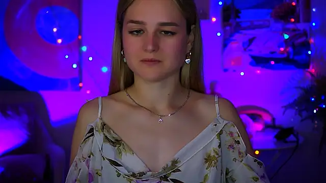 Snapshot of DeboraLarson chatting on 10-11-25, 05:28 DeboraLarson online show from 10-11-25, 05:28