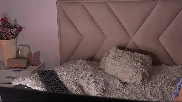 Snapshot of Bonnieshyy chatting on 05-24-26, 04:50 Bonnieshyy online show from 05-24-26, 04:50