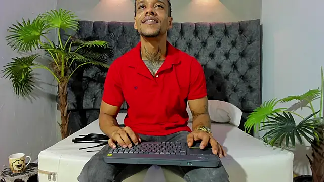 Snapshot of Salomon_koude chatting on 05-05-26, 02:47 Salomon koude online show from 05-05-26, 02:47