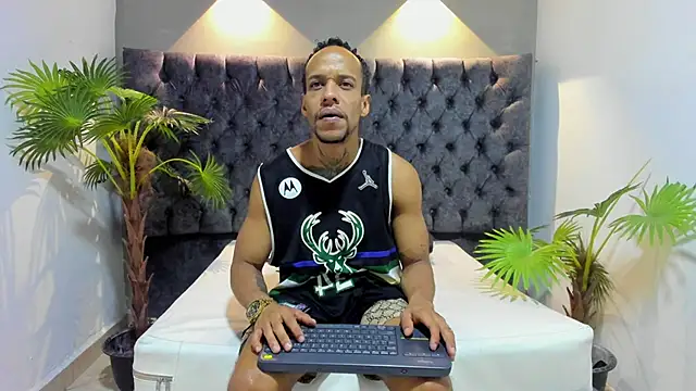 Snapshot of Salomon_koude chatting on 05-19-26, 02:01 Salomon koude online show from 05-19-26, 02:01
