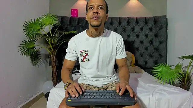 Snapshot of Salomon_koude chatting on 05-25-26, 03:29 Salomon koude online show from 05-25-26, 03:29