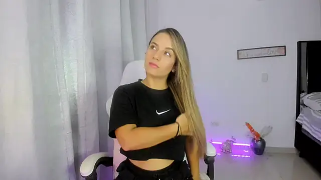 Snapshot of Sara_lopez_28 chatting on 02-28-25, 10:20 Sara lopez 28 online show from 02-28-25, 10:20