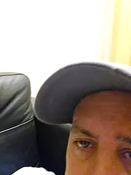 Snapshot of HeteroHotGuy1 chatting on 12-20-24, 01:14 HeteroHotGuy1 online show from 12-20-24, 01:14