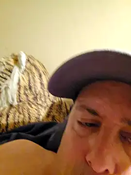 Snapshot of HeteroHotGuy1 chatting on 12-27-24, 01:22 HeteroHotGuy1 online show from 12-27-24, 01:22