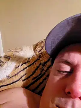 Snapshot of HeteroHotGuy1 chatting on 02-14-25, 03:54 HeteroHotGuy1 online show from 02-14-25, 03:54