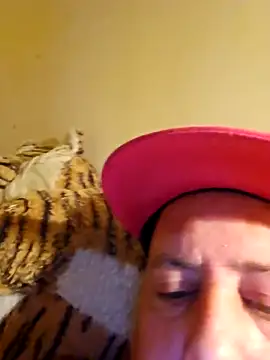 Snapshot of HeteroHotGuy1 chatting on 10-19-25, 09:37 HeteroHotGuy1 online show from 10-19-25, 09:37