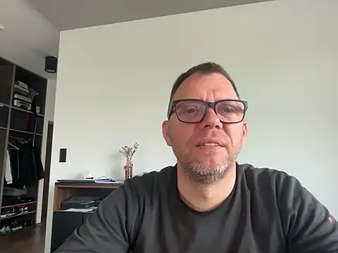 Snapshot of xmnbx77 chatting on 10-15-25, 07:30 xmnbx77 online show from 10-15-25, 07:30