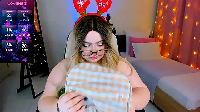 Snapshot of love_insidee chatting on 12-24-24, 03:05 love insidee online show from 12-24-24, 03:05