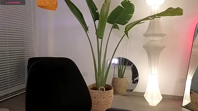 Snapshot of Siny_Moore chatting on 09-23-25, 12:35 Siny Moore online show from 09-23-25, 12:35