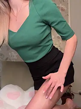 Tiffanyhunt online show from 10-17-25, 01:25