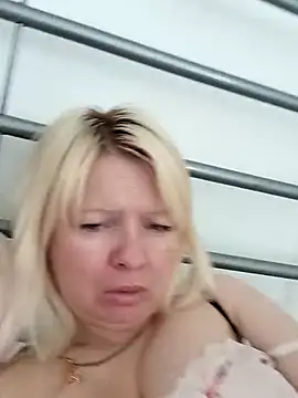 Snapshot of Lauri_scherri chatting on 06-08-26, 12:49 Lauri scherri online show from 06-08-26, 12:49