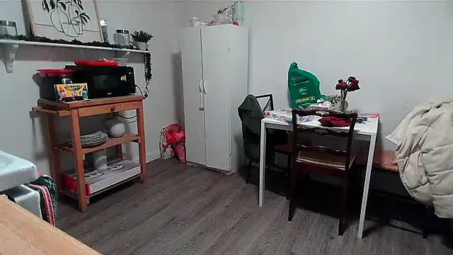 Snapshot of Kittyymaze1 chatting on 12-21-25, 12:34 Kittyymaze1 online show from 12-21-25, 12:34