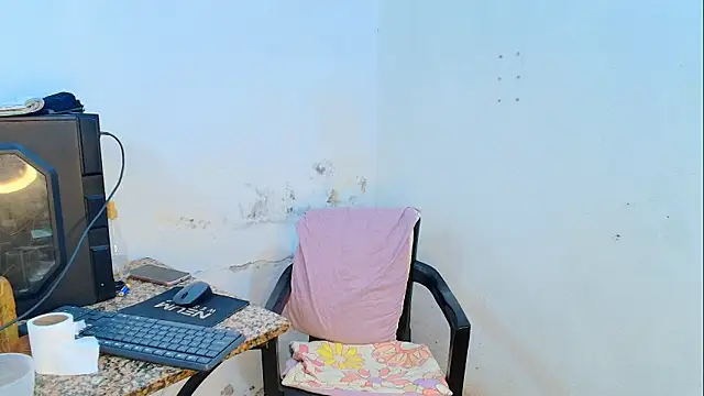 Snapshot of Oh_Tique chatting on 04-29-26, 01:15 Oh Tique online show from 04-29-26, 01:15