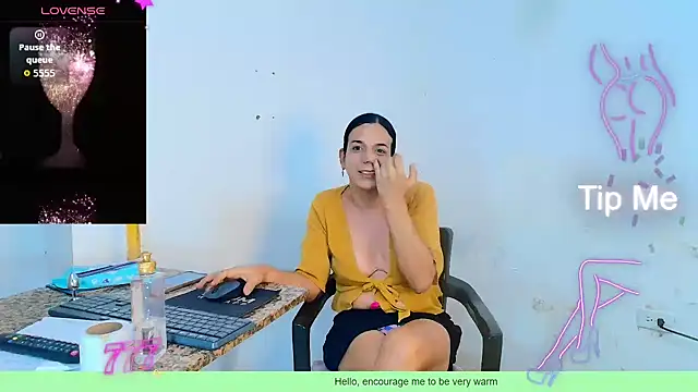 Snapshot of Oh_Tique chatting on 06-09-26, 01:39 Oh Tique online show from 06-09-26, 01:39