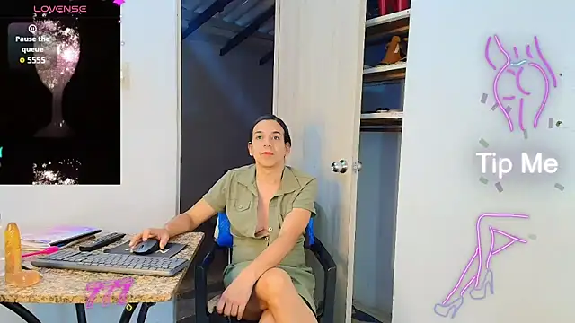 Snapshot of Oh_Tique chatting on 06-19-26, 06:01 Oh Tique online show from 06-19-26, 06:01