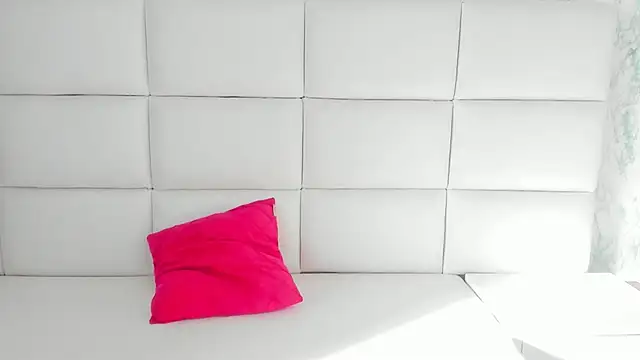 MIA  SAENZ online show from 01-05-25, 12:31