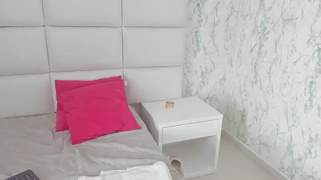 MIA  SAENZ online show from 03-01-25, 03:38