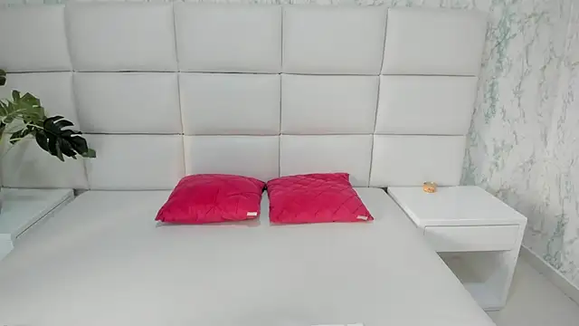 MIA  SAENZ online show from 03-13-25, 12:02