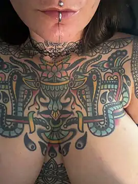 Snapshot of lizzardqueeen chatting on 05-15-26, 11:34 lizzardqueeen online show from 05-15-26, 11:34