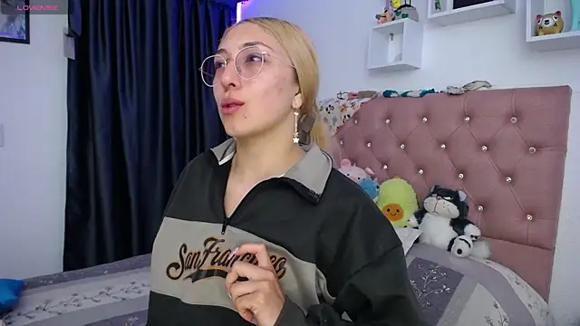 Snapshot of Soffy-brooks chatting on 12-16-25, 10:04 Soffy-brooks online show from 12-16-25, 10:04