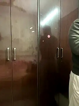 Snapshot of John_desihunk chatting on 12-19-25, 05:31 John desihunk online show from 12-19-25, 05:31