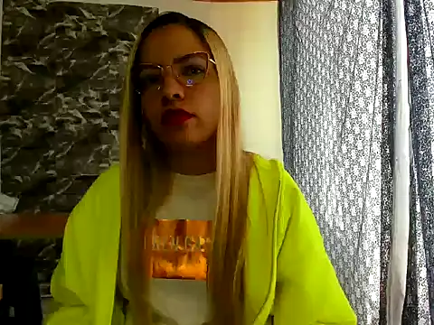 Snapshot of MISSLAUR4 chatting on 01-03-25, 04:27 MISSLAUR4 online show from 01-03-25, 04:27