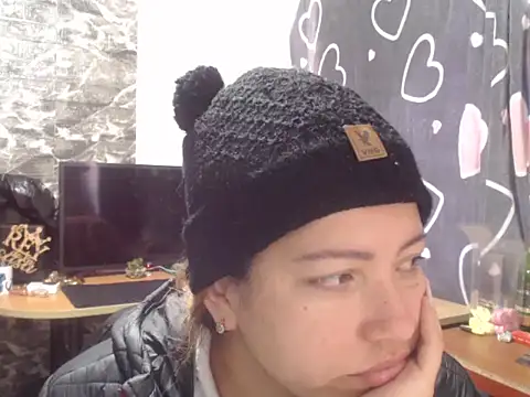 Snapshot of MISSLAUR4 chatting on 09-30-25, 07:30 MISSLAUR4 online show from 09-30-25, 07:30