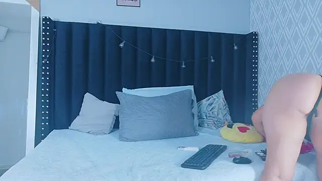 hotlatinateacher online show from 11-20-25, 06:51