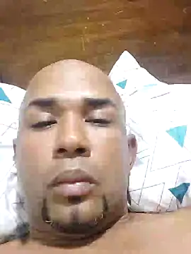 Snapshot of Frankie0880 chatting on 02-02-25, 03:32 Frankie0880 online show from 02-02-25, 03:32