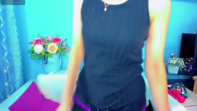 Snapshot of LindaaLu chatting on 05-18-26, 04:51 LindaaLu online show from 05-18-26, 04:51